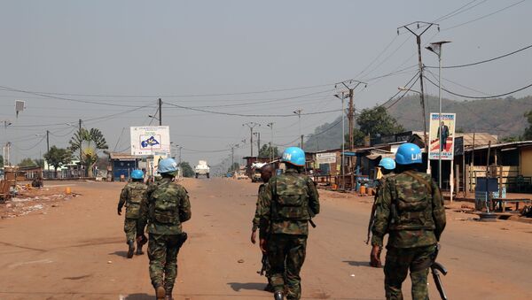 Des gardiens de la paix de la Mission multidimensionnelle intégrée des Nations Unies pour la stabilisation en République centrafricaine (MINUSCA) patrouillent dans les rues quelques heures après les attaques à Begoua, un district du nord de Bangui, en République centrafricaine, le 13 janvier 2021. - Sputnik Afrique