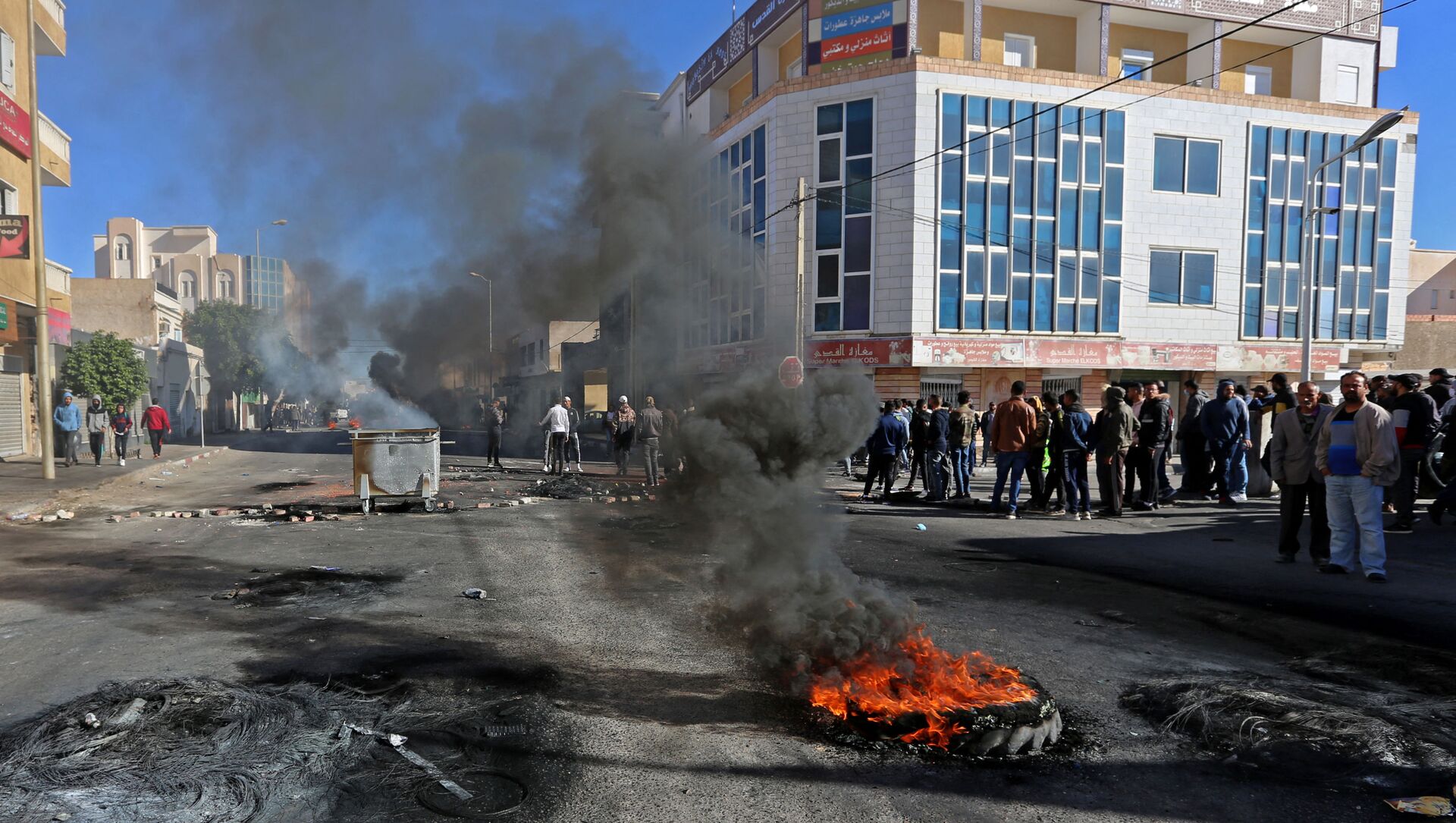 Des jeunes tunisiens brûlent des pneus pour protester contre le gouvernement qui n'a pas tenu ses promesses d'emploi - Sputnik Afrique, 1920, 12.02.2021
