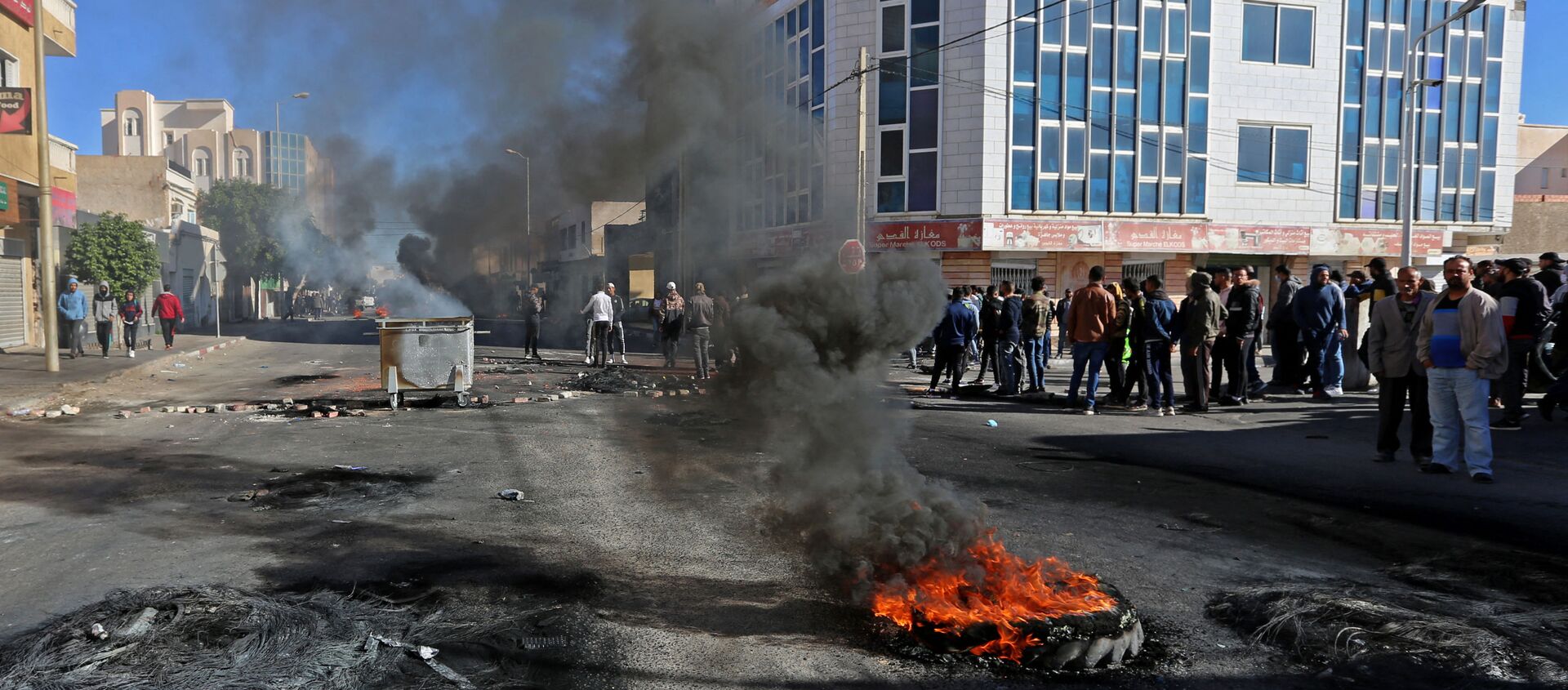 Des jeunes tunisiens brûlent des pneus pour protester contre le gouvernement qui n'a pas tenu ses promesses d'emploi - Sputnik Afrique, 1920, 12.02.2021