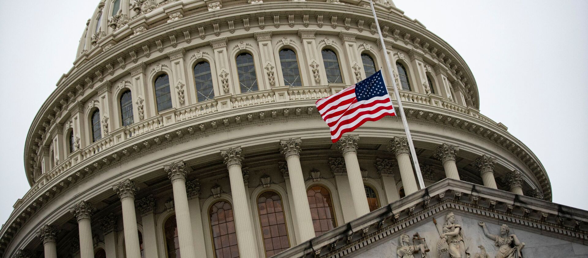 The American flag flies at half staff at the U.S. Capitol Building on the fifth day of the impeachment trial of former U.S. President Donald Trump, on charges of inciting the deadly attack on the U.S. Capitol, in Washington, U.S., February 13, 2021. - Sputnik Afrique, 1920, 17.02.2021