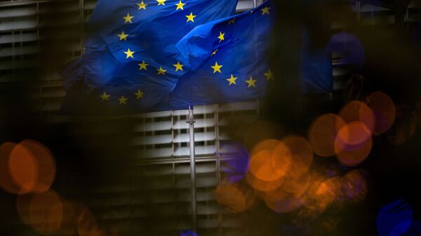 Drapeaux européens sur fond du QG de l'UE à Bruxelles - Sputnik Afrique