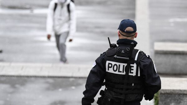 Un policier patrouille à Sarcelles dans le Val d'Oise, février 2021 - Sputnik Afrique