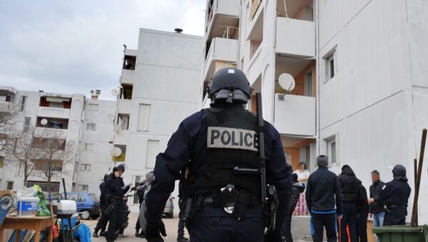Un policier dans les quartiers nord de Marseille - Sputnik Afrique