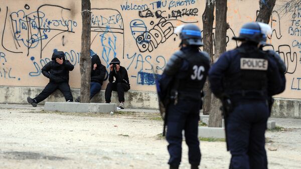 Des policiers français lors d'une opération de police contre la prolifération des stupéfiants et des armes dans les quartiers nord de Marseille, janvier 2012 - Sputnik Afrique