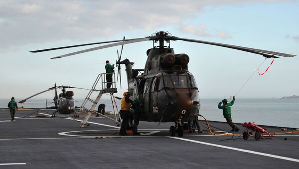 Un hélicoptère sur le porte-hélicoptère amphibie Tonnerre - Sputnik Afrique