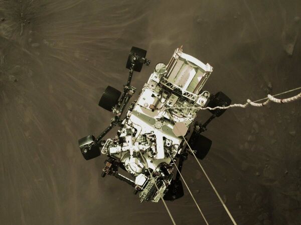 Le rover Perseverance pendant sa descente sur Mars, le 18 février 2021. - Sputnik Afrique