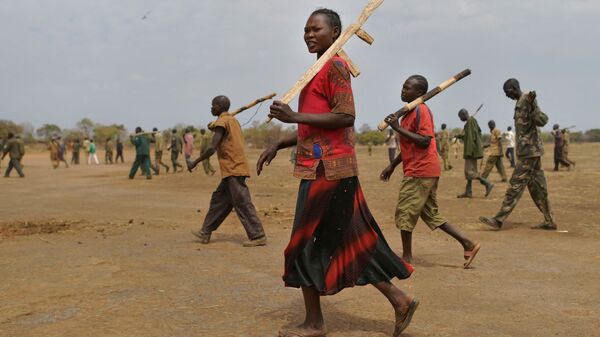 Les soldats stagiaires d'une nouvelle armée unifiée portent leurs fusils en bois tout en participant à un programme de réconciliation géré par la Mission des Nations Unies au Soudan du Sud - Sputnik Afrique