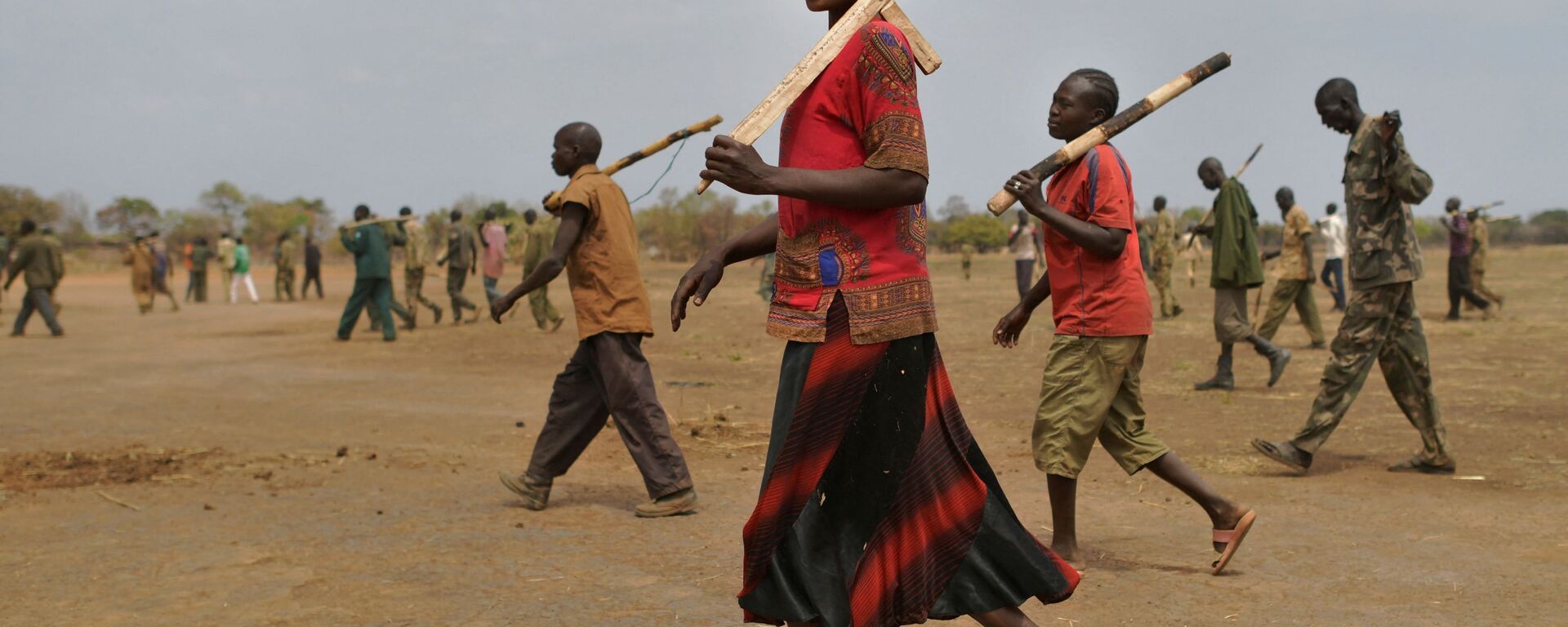 Les soldats stagiaires d'une nouvelle armée unifiée portent leurs fusils en bois tout en participant à un programme de réconciliation géré par la Mission des Nations Unies au Soudan du Sud - Sputnik Afrique, 1920, 24.02.2021