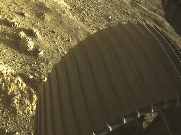 La photo d’une des roues du véhicule, et la surface de la planète. - Sputnik Afrique