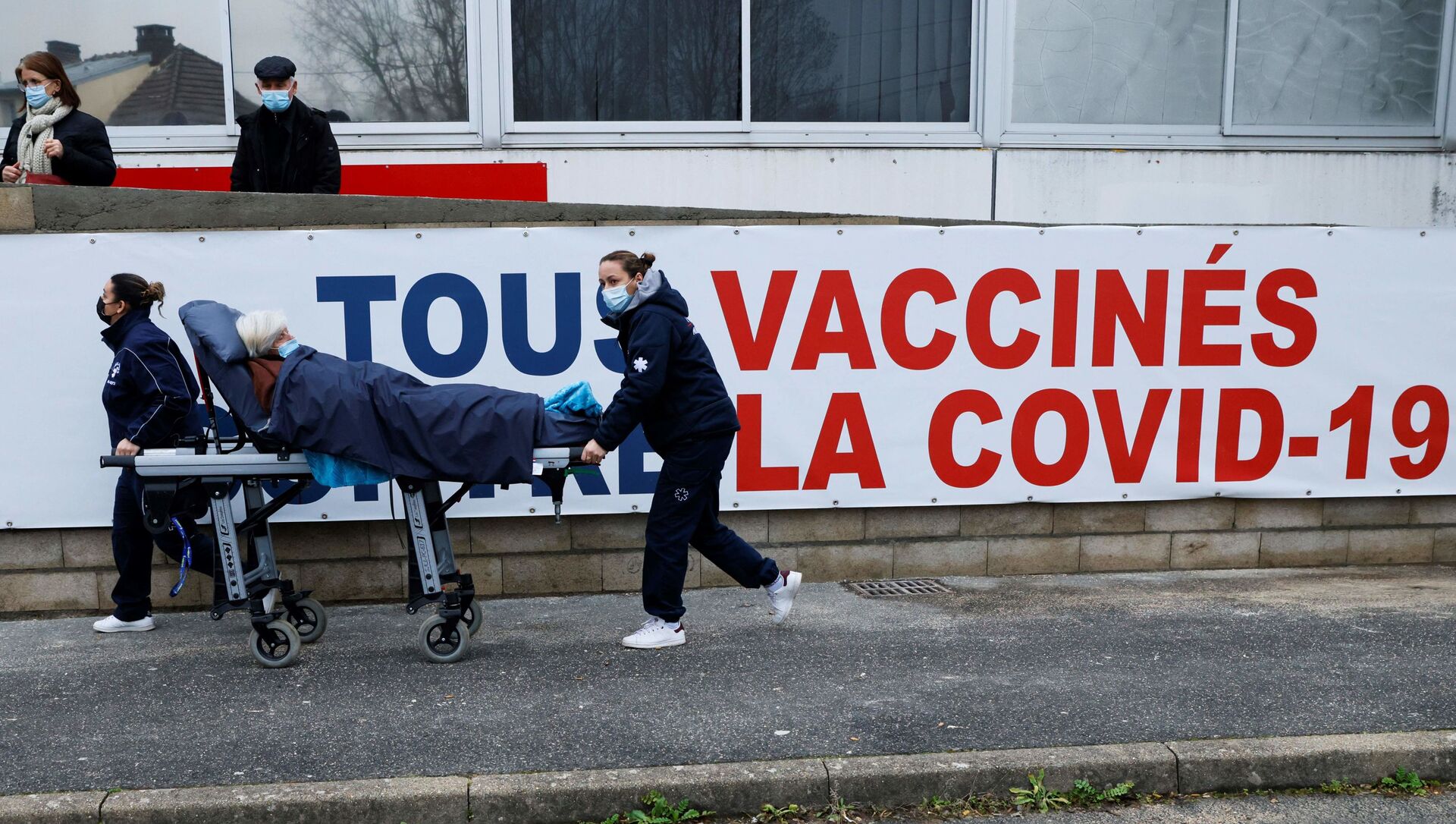 Une femme est transportée sur un brancard au centre de vaccination Covid-19 du Groupe Hospitalier Sud Ile-de-France à Melun, le 8 février 2021. - Sputnik Afrique, 1920, 20.03.2021