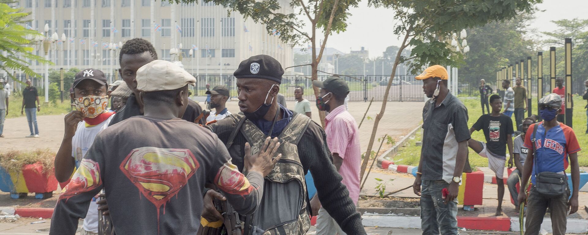 Un manifestant prend à partie un policier lors d'une manifestation à Kinshasa, RDC - Sputnik Afrique, 1920, 25.02.2021