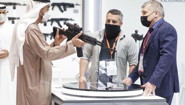Le prince héritier d'Abou Dhabi, Mohammed ben Zayed, examine le fusil d’assaut AK-19  - Sputnik Afrique
