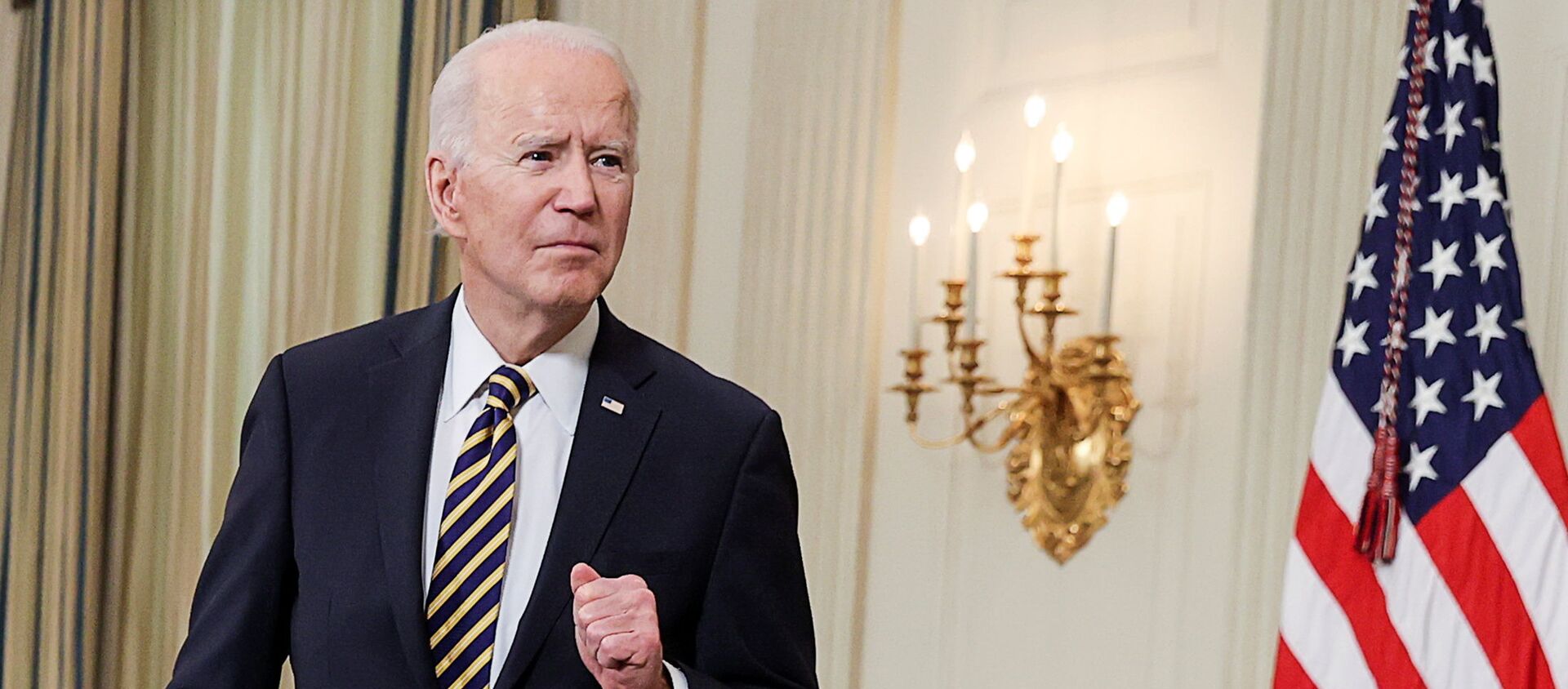U.S. President Joe Biden listens to a question after delivering remarks and prior to signing an executive order, aimed at addressing a global semiconductor chip shortage, in the State Dining Room at the White House in Washington, U.S., February 24, 2021 - Sputnik Afrique, 1920, 01.03.2021
