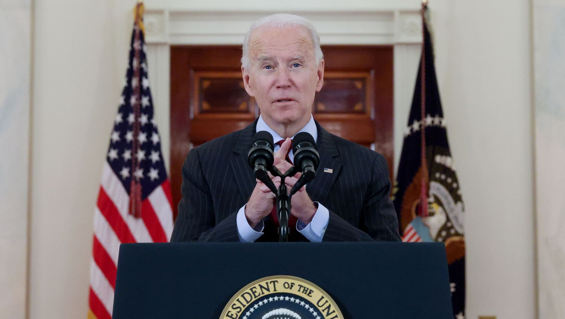U.S. President Joe Biden delivers remarks in honor of the 500,000 U.S. deaths from the coronavirus disease (COVID-19), in the Cross Hall at the White House in Washington, U.S., February 22, 2021. - Sputnik Afrique, 1920, 09.03.2021