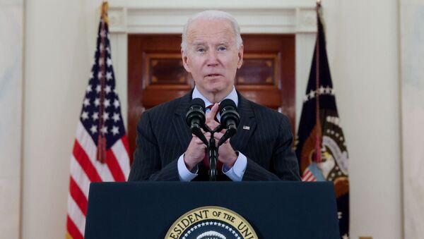U.S. President Joe Biden delivers remarks in honor of the 500,000 U.S. deaths from the coronavirus disease (COVID-19), in the Cross Hall at the White House in Washington, U.S., February 22, 2021. - Sputnik Afrique