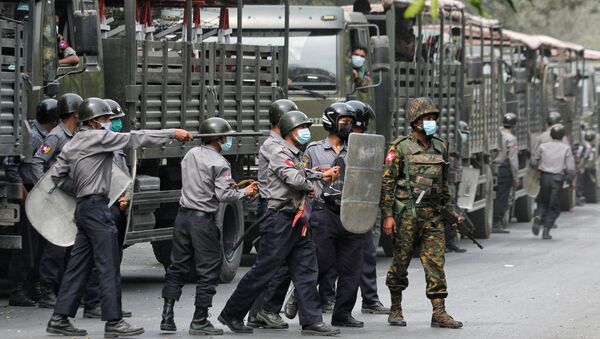 Des policiers et des militaires lors d'une manifestation contre le coup d'État à Mandalay, en Birmanie, le 20 février 2021 - Sputnik Afrique