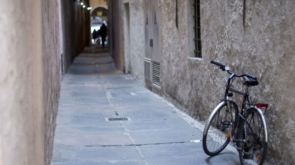 Un vélo dans une rue de Bolzano (archive photo) - Sputnik Afrique