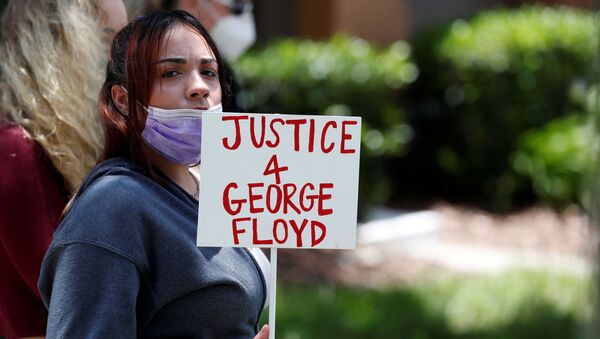 Une manifestante réclamant la justice pour George Floyd - Sputnik Afrique