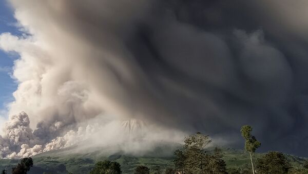 Une spectaculaire éruption du Sinabung en Indonésie
 - Sputnik Afrique