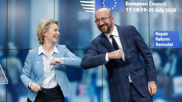 La présidente de la Commission européenne Ursula von der Leyen et le président du Conseil européen Charles Michel lors d'un sommet européen à Bruxelles, le 21 juillet 2020. - Sputnik Afrique