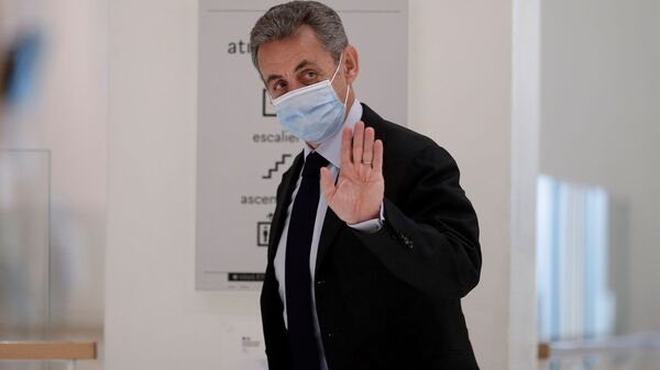 Former French President Nicolas Sarkozy waves during a break in his trial on charges of corruption and influence peddling, at Paris courthouse, France, November 30, 2020. - Sputnik Afrique