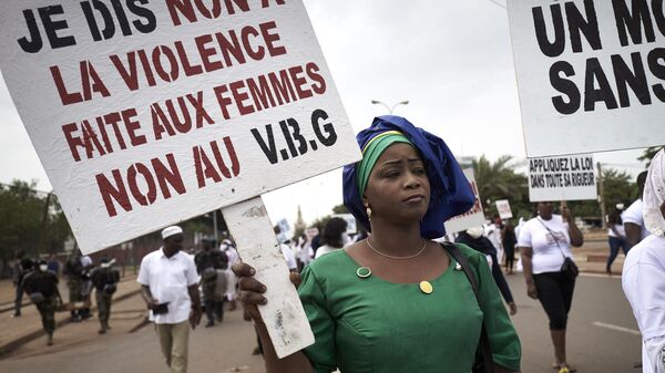 Une femme malienne proteste contre les violences faites aux femmes  - Sputnik Afrique