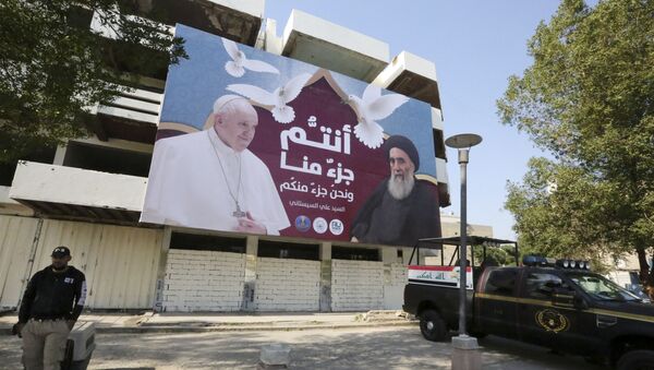 A giant billboard bears portraits of Pope Francis and Grand Ayatollah Ali Sistani in Baghdad on March 3, 2021 - Sputnik Afrique