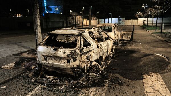 Une voiture brûlée à la suite d'une nuit d'émeutes à Bron dans la métropole lyonnaise, le 6 mars 2021 - Sputnik Afrique