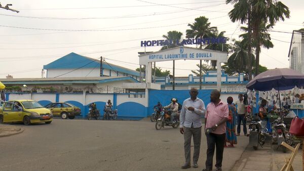 Des conducteurs de mototaxi et des usagers à l’entrée de l’hôpital Laquintinie de Douala - Sputnik Afrique