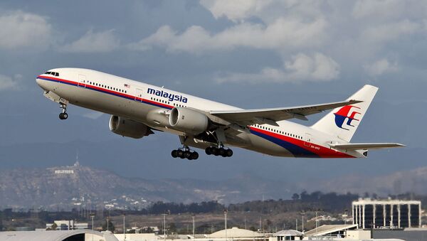 Le Boeing 777-200ER, disparu le 8 mars 2014, pris en photo à Los Angeles un an avant sa disparition - Sputnik Afrique