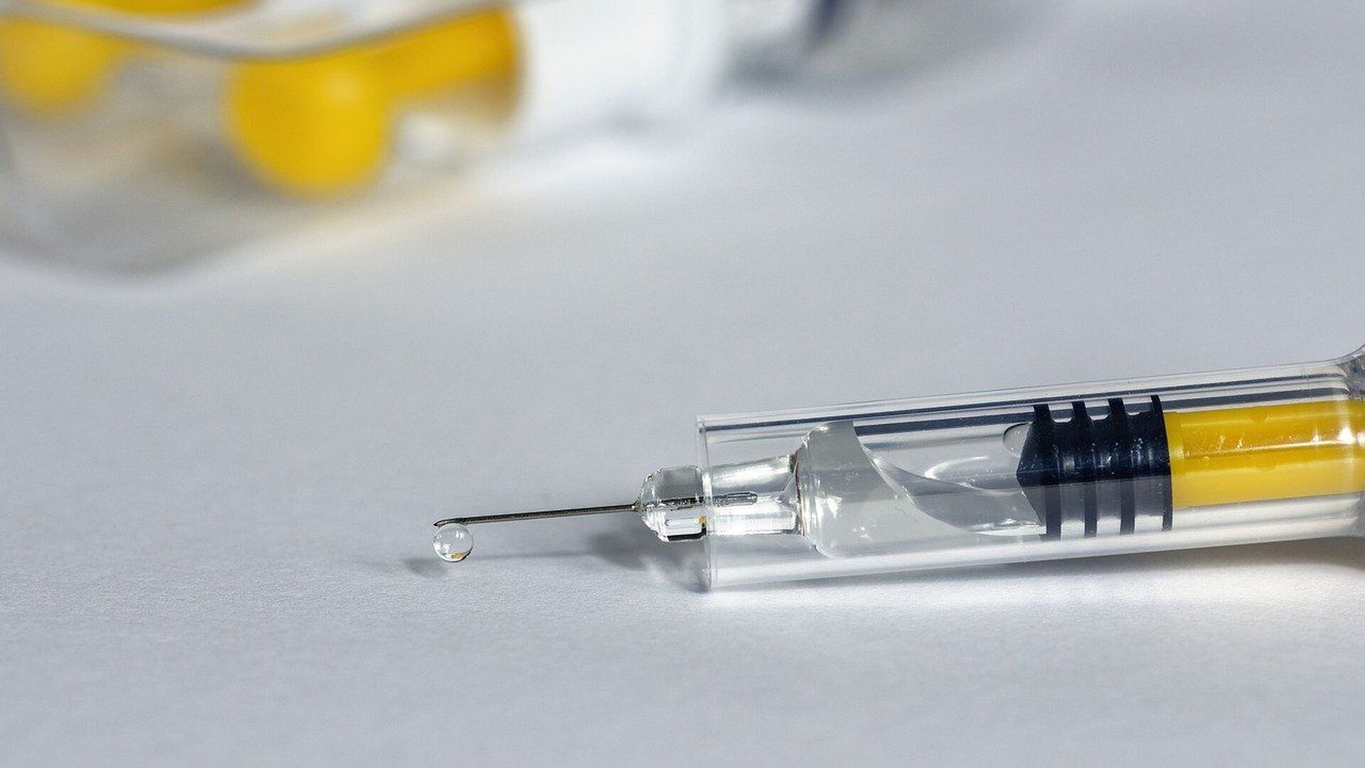 Une seringue pour un vaccin  - Sputnik Afrique, 1920, 12.03.2021