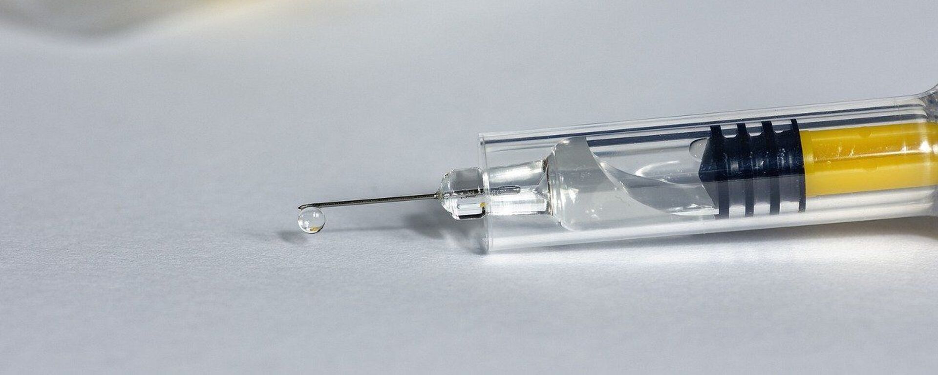 Une seringue pour un vaccin  - Sputnik Afrique, 1920, 15.12.2021