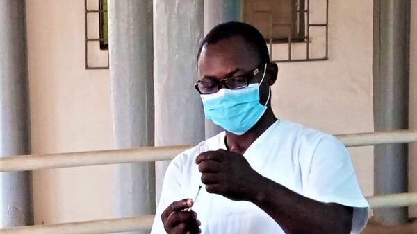 Extraction de vaccin covid 19 de sa outeille - Sputnik Afrique