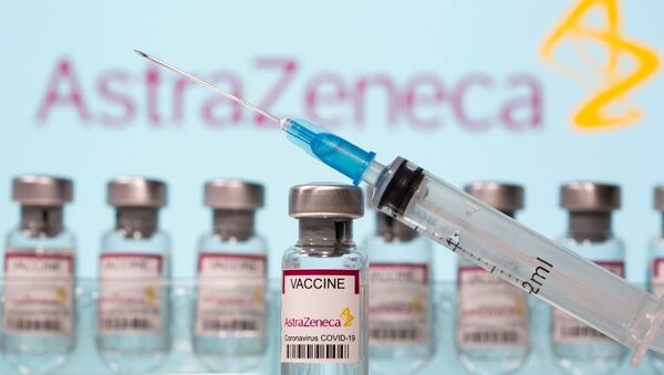 Vaccin AstraZeneca et une séringue, image d'illustration - Sputnik Afrique
