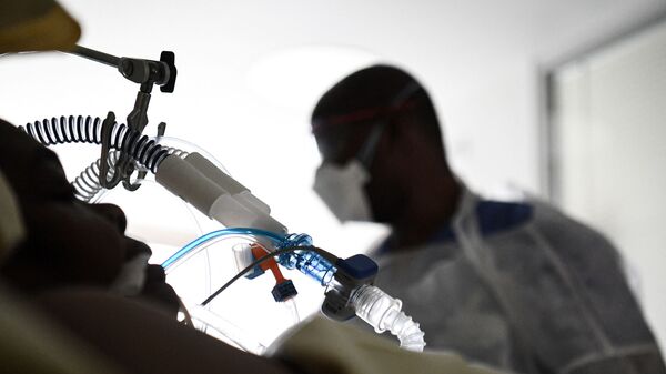 Un patient avec le Covid-19 en réanimation, image d'illustration - Sputnik Afrique