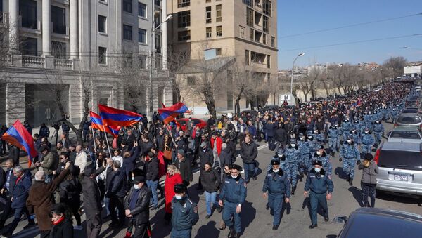 Manifestation de l'opposition pour demander la démission de Nikol Pachinian à Erevan, le 26 février 2021 - Sputnik Afrique