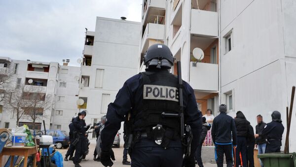 Des policiers français lors d'une opération de police contre la prolifération des stupéfiants et des armes dans les quartiers nord de Marseille, janvier 2012 - Sputnik Afrique