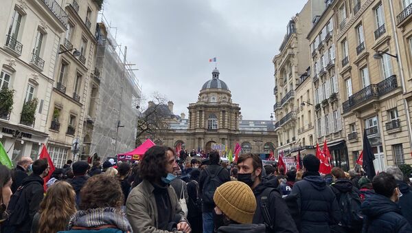 Un rassemblement contre la loi Sécurité globale se tient devant le Sénat à Paris, le 16 mars 2021 - Sputnik Afrique