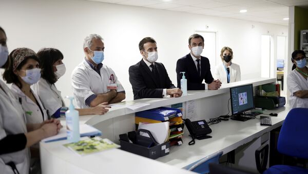 Emmanuel Macron et Olivier Véran lors de la visite de l’hôpital intercommunal de Poissy-Saint-Germain-en-Laye - Sputnik Afrique