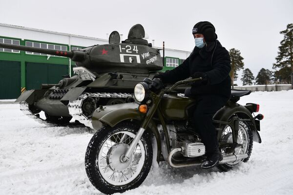 Du char à la moto: comment le légendaire équipement militaire soviétique est préparé pour les défilés de la Victoire

 - Sputnik Afrique
