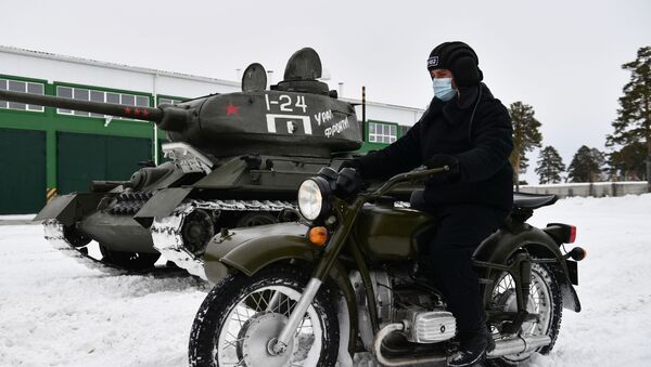 Du char à la moto: comment le légendaire équipement militaire soviétique est préparé pour les défilés de la Victoire

 - Sputnik Afrique
