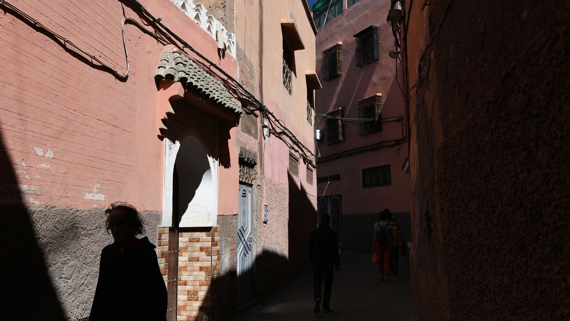 Passante dans l'une des rues de Marrakech - Sputnik Afrique, 1920, 29.11.2022