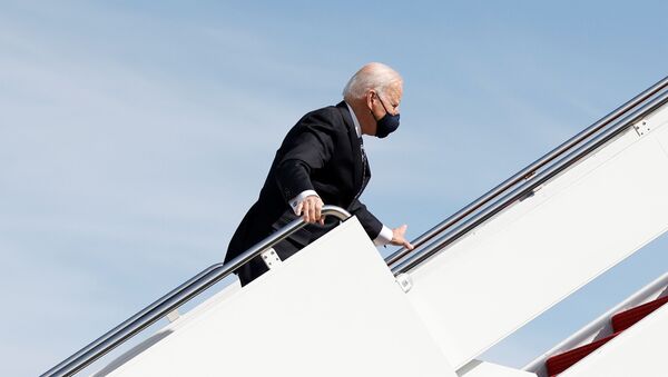 Joe Biden monte dans Air Force One - Sputnik Afrique