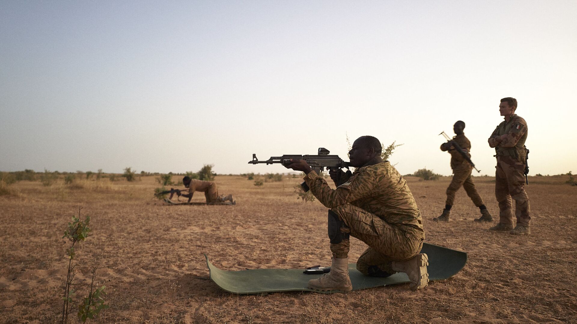 Entrainement au tir de soldats burkinabés avec l'armée française, 12 novembre 2019. (MICHELE CATTANI / AFP) - Sputnik Afrique, 1920, 11.06.2021