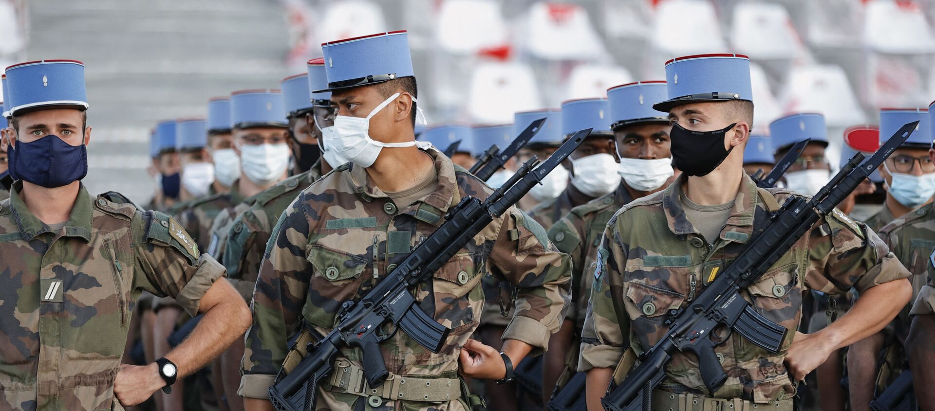 Des soldats du 2e régiment de dragons qui ont été mobilisés dans la lutte contre l'épidémie, le 14 juillet 2020 - Sputnik Afrique, 1920, 21.03.2021