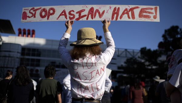 Девушка с плакатом во время акции Stop Asian Hate в США - Sputnik Afrique