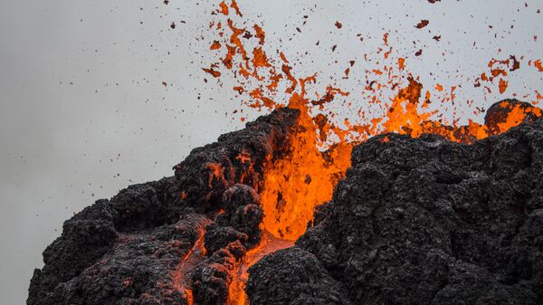 Извержение вулкана на полуострове Рейкьянес в Исландии - Sputnik Afrique