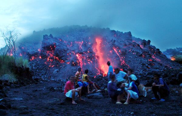 Photos explosives et émotions fortes: à quoi sont prêts les touristes pour photographier une éruption volcanique

 - Sputnik Afrique