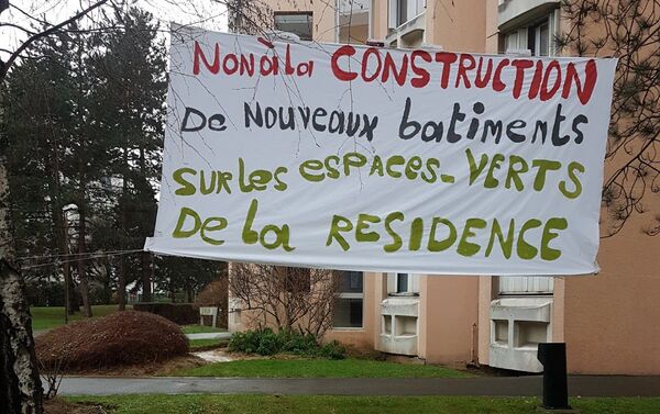 Des locataires de Bateliers-Antonini manifestent contre le projet de construction sur leurs espaces verts - Sputnik Afrique
