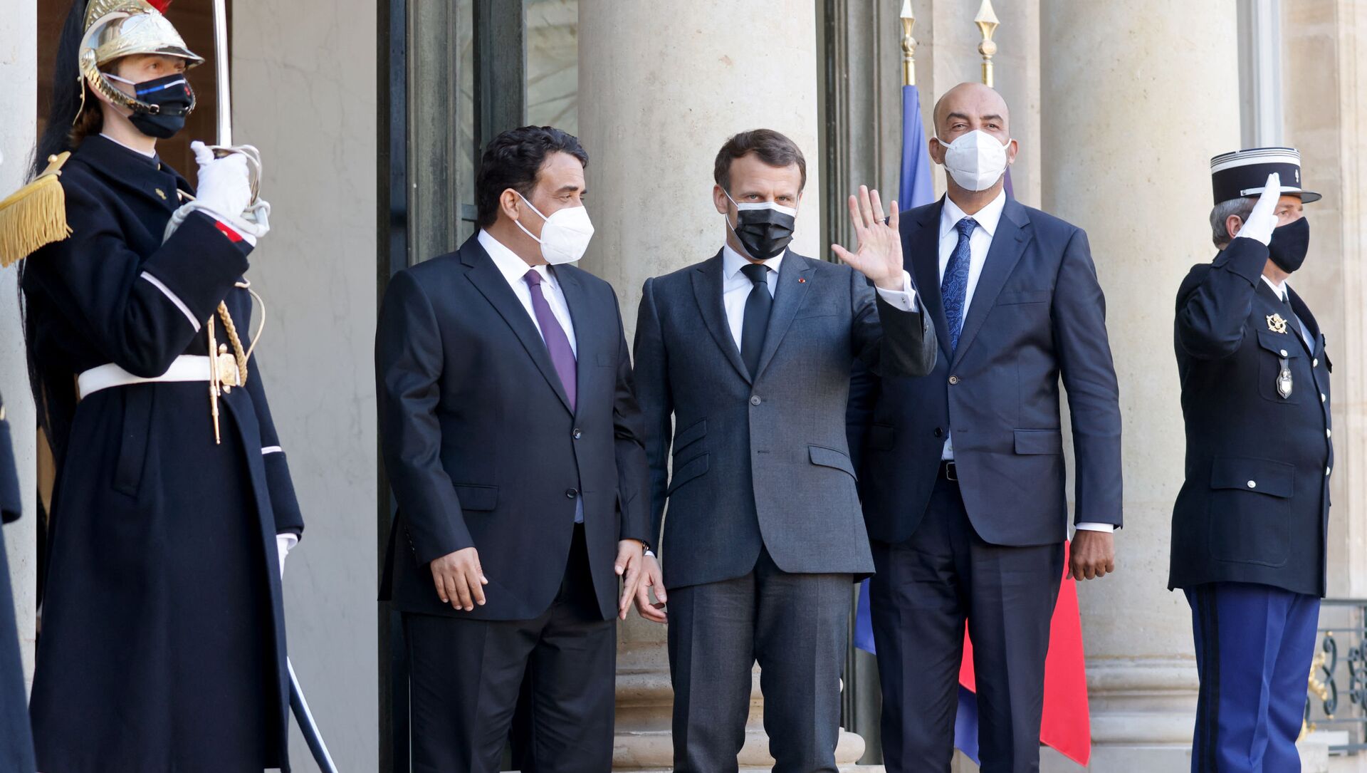 Le président français Emmanuel Macron (G) pose avec les dirigeants intérimaires de la Libye Mohamed El-Menfi (C) et Musa al-Koni (D) avant des entretiens au palais présidentiel de l'Elysée à Paris, le 23 mars 2021.  - Sputnik Afrique, 1920, 25.03.2021